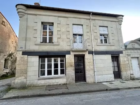 entre doue et montreuil-bellay  maison de bourg