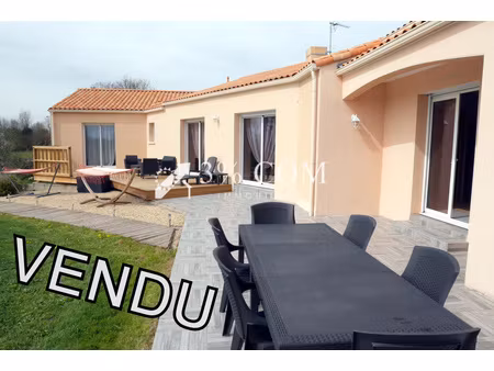 maison plain-pied 8 pièces 196 m²  garage  terrasse  étang  piscine hors sol sur terrain 1
