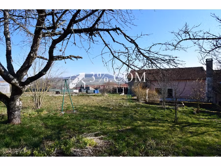 maison de village avec 3 chambres  jardin de 530 m2  garage et dépendances