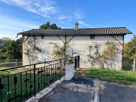 dépendance conséquente et son terrain de loisir près d'un cours d'eau