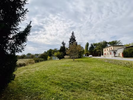 site polyvalent et stratégique à grézillac