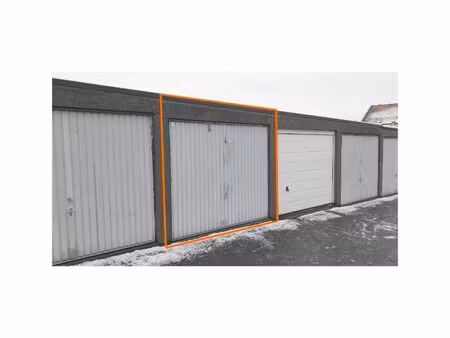 un garage de 12m² situé dans un complexe