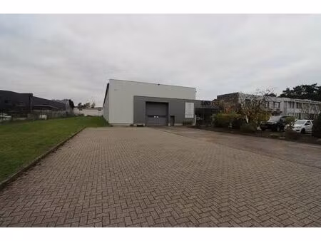 een opslaghal/bedrijfsgebouw van 1.410m² gelegen in