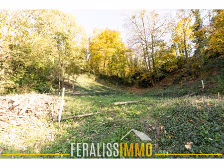 dans un quartier résidentiel  beau terrain avec vue dégagée