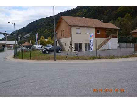 bâtiment artisanal + appartement t5 + parkings