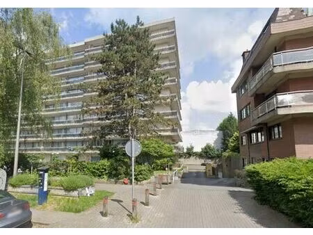 montgomery/merode : 2 emplacements de pkg 1v sécurisé