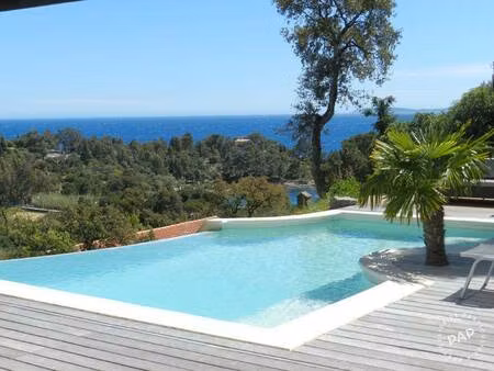 plage de la fossette. spacieuse villa moderne avec piscine à débordement  superbe vue mer 