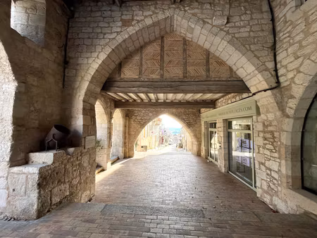 monflanquin  au coeur du village  sur la place historique  appartement t1 bis rénové de 36