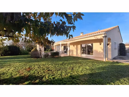 a vendre maison 5 pièces 180 m² sur la commune de saint-même-les-carrières