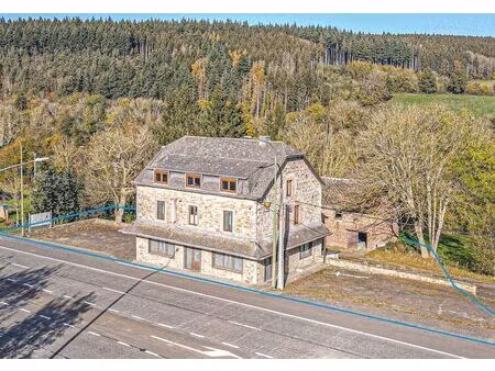 imposant immeuble commercial en bon état de 511m2 sur 18a 25