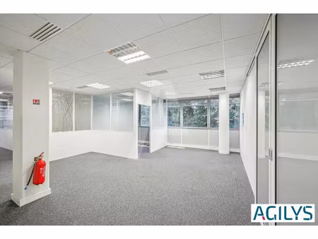 a louer : plateau de bureaux au pied de la gare rer b - rare sur le territoire paris-sacla