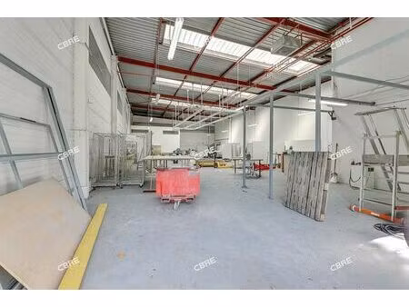 location local d'activités buc 2 072 m²