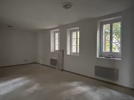 local professionnel - 84 m2 - route de narbone