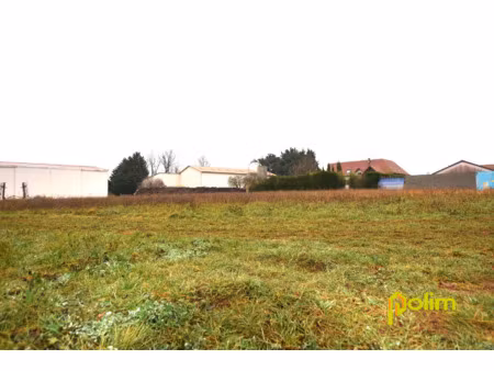 superbe terrain constructible plat et viabilisé.