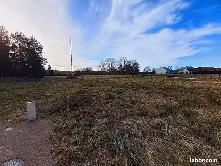 terrain 787 m² trainou