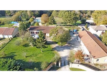 trois maisons  trois garages  une piscine