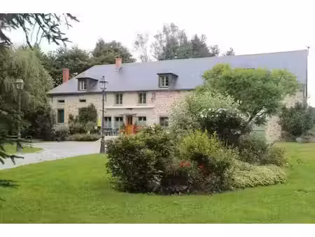 ancienne fermette parfaitement rénovée sur 4 290 m² bordé par une rivière