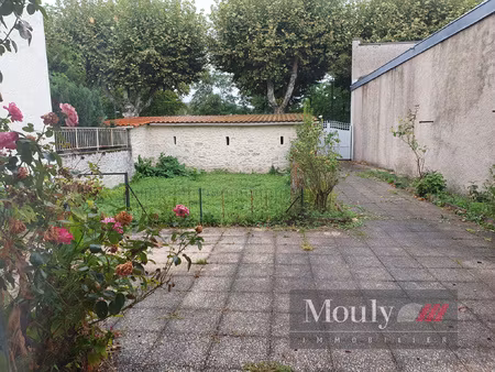 maison de ville avec garages et jardin proche ecoles et com