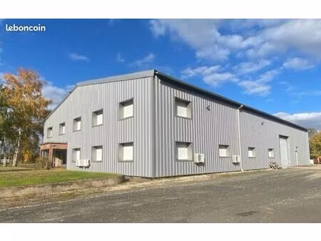 bâtiment industriel avec bureau et terrain