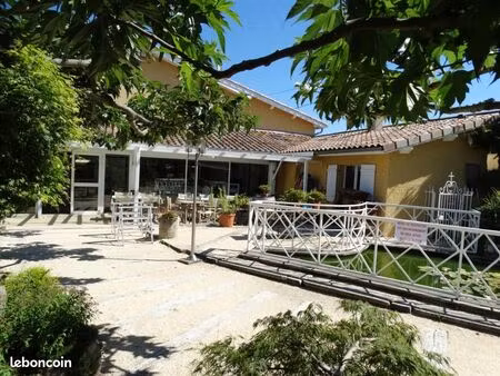 local restaurant  gîte 1 200 m²