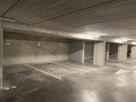 plusieurs emplacements de parking à proximité de tour&taxi