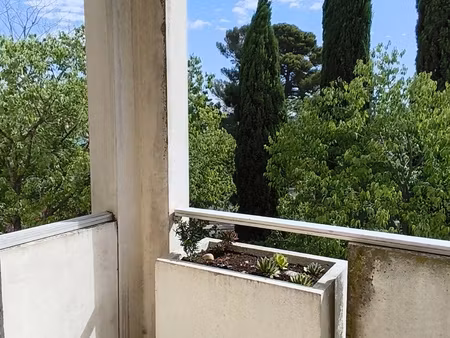 studio lumineux avec 2 balcons