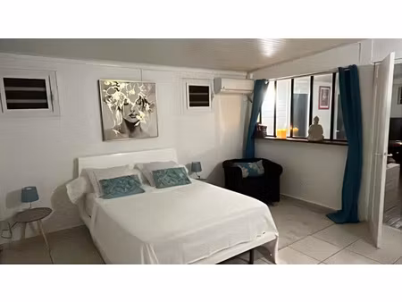 2 pièces climatisé dans le bourg de sainte rose