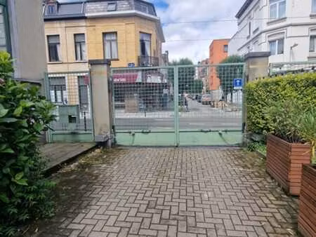 garage box à proximité de la pace du miroir