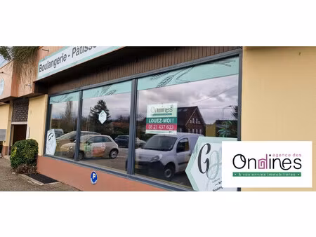 local avec vitrines et parkings