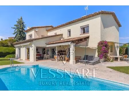 villa dans une position dominante avec de superbes vues