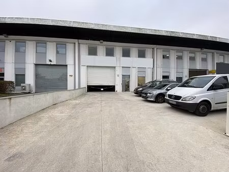 location local d'activités lisses 609 m²