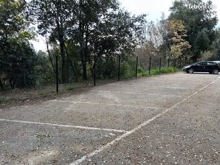 location 9 parkings à l’unité ou par lot