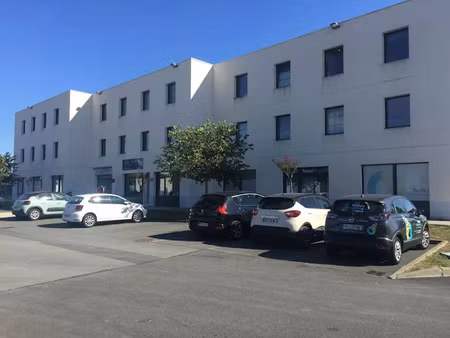 location locaux professionnels 37 m² à saint-vivien (17220)  770 €