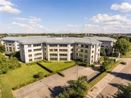 bureau aménagé de 375 m² idéalement situé à proximité de l'a