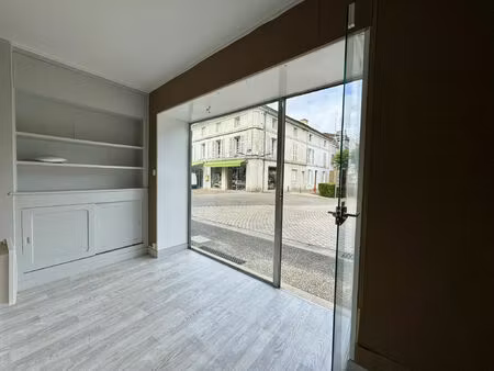 location commerce 23 m² à jarnac (16200)