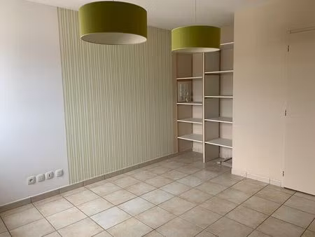 location commerce 2 pièces 47 m² à saint-donat-sur-l'herbasse (26260)