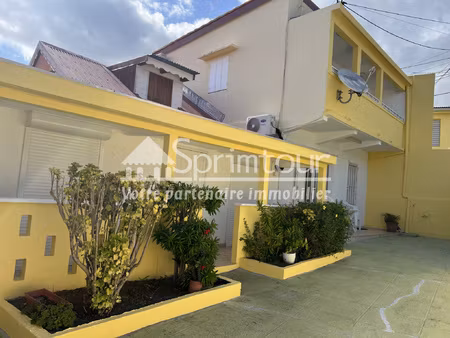 basse terre- maison de ville - mitoyenne sur un coté