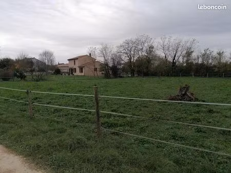 terrain 1 605 m² prahecq