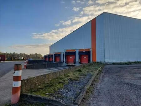 opslagruimtes met of zonder kantoren gelegen op het industri