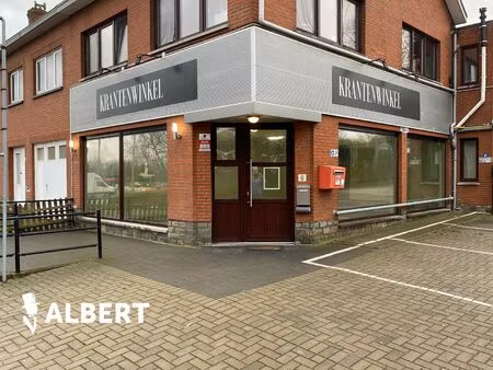 handelspand met 74 m² commerciële- en 33 m² kelderruimte.