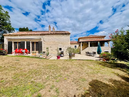 propriété de charme en pierre avec gîte  piscine et vue dominante proche tournon d'agenais