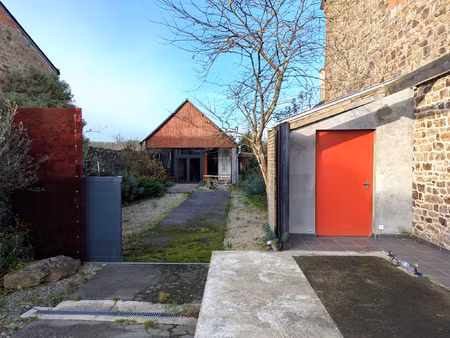 bâtiment de 275 m2 (loft ou restaurant)