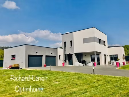 magnifique maison contemporaine de 157 m2  basse consommation dpe a / a  dans un joli vill