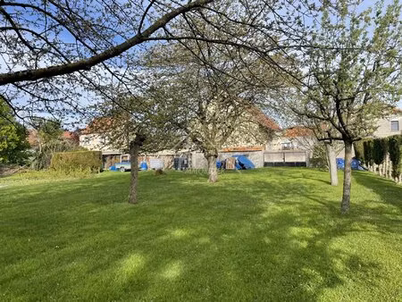 terrain constructible avec abri de jardin