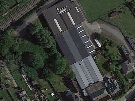 entrepôt/abri/atelier d'au moins 299 m².