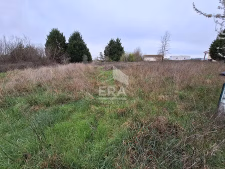 terrain constructible de 3 490 m² avec piscine.