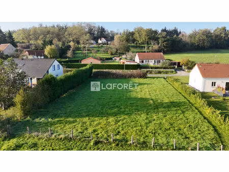 terrain constructible de 1025 m2 à chemilly