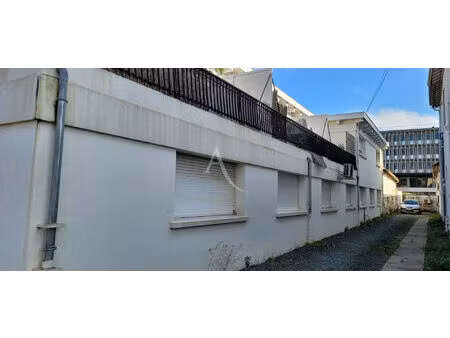 location bureaux 17 pièces  250.00m²  saintes