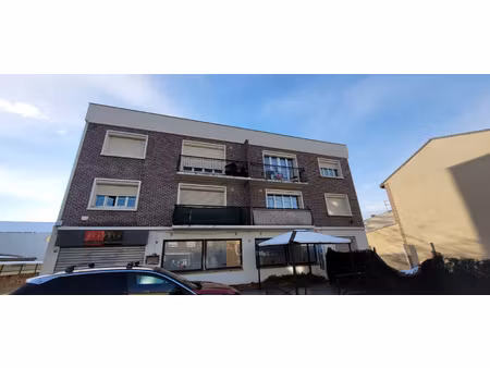 local de 202m2 sur 2 niveaux avec 5 places de parkings