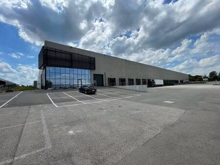 entrepôt de 4.373m² et bureaux de 187m²- multilocataires